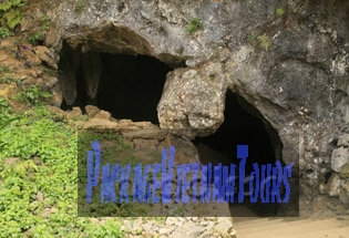 The opening of Nguom Ngao Cave in Cao Bang