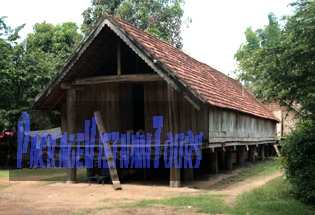 Une maison longue  au village Jun (Buon Jun) du Peuple M'Nong