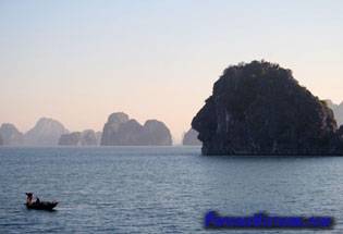 îlot de la tête humaine dans la baie d'Halong au Vietnam