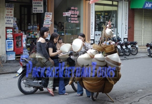 Street vendor in the Old Quarter of Ha Noi