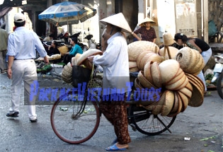 Vendeuse de rue dans le vieux quartier de Hanoï Vietnam