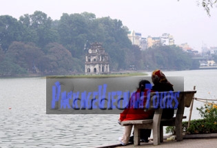 Grand-mère et petite-fille au bord du lac Hoan Kiem