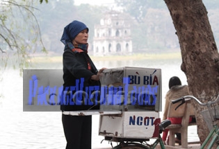 Une vendeuse au bord du lac Hoan Kiem