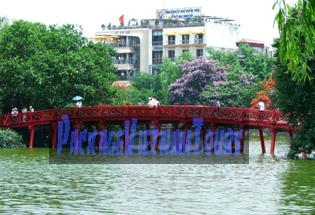 Le pont The Huc Hanoi Vietnam