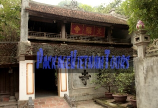 Side entrance to the Thay Pagoda