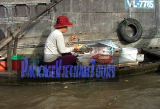 Boat restaurant serving breakfast to traders at the floating market at Cai Be