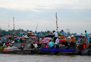 un marché floatant sur le fleuve Mékong Vietnam