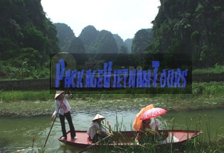 poussant le bateau dans la nature intacte de Thung Nang Ninh Bin