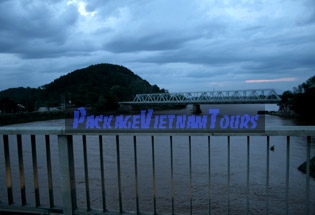 Pont de Ham Rong (province de Thanh Hoa au Vietnam au crépuscule