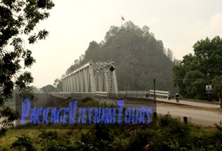 Le Pont de Ham Rong et la montagne de Ngoc (montagne de Jade)