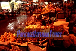 Marché nocturne en ville de Tra Vinh